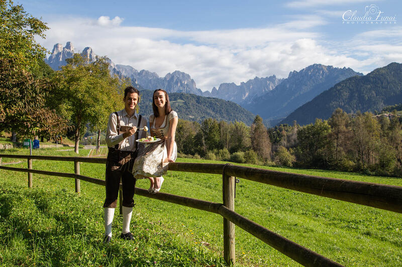 Typisches Knödelfest in Primiero Trentiner Dolomiten